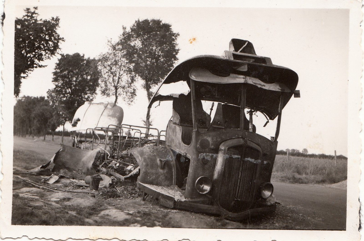 Wehrmacht Frankreich zerstörte Fahrzeuge LKW Las