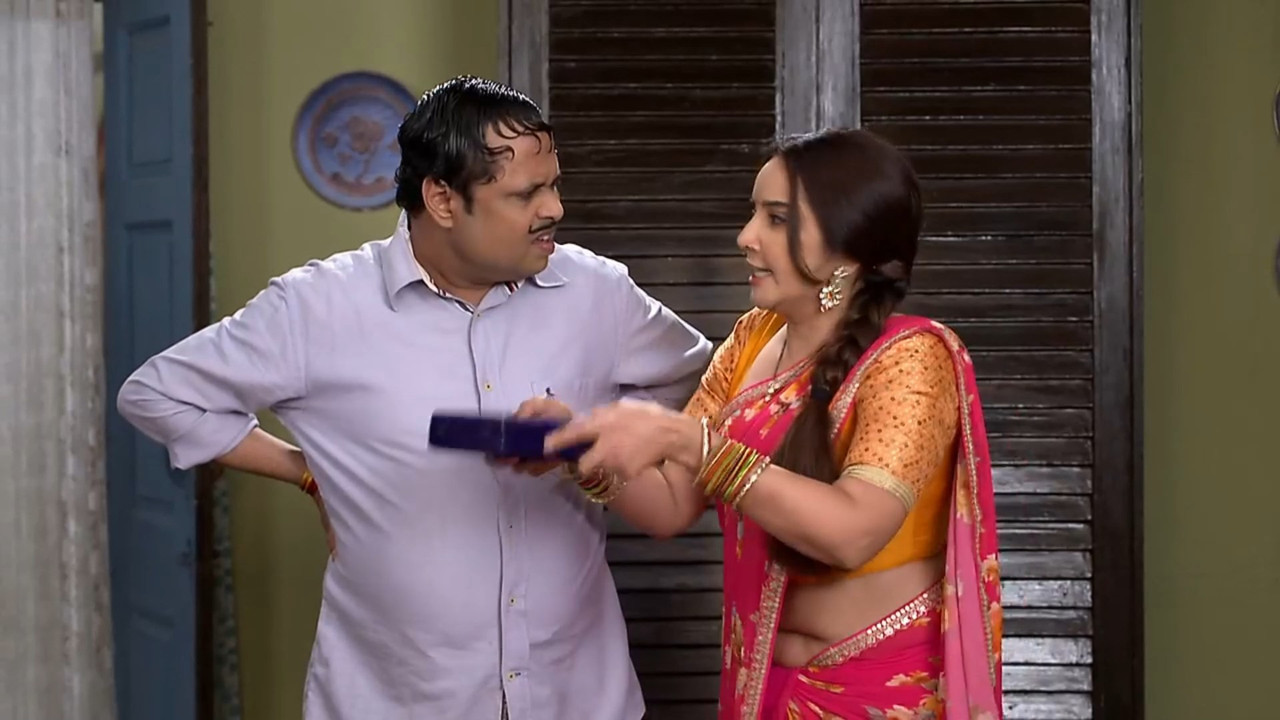 Geetanjali Misha Very Sexy Big Deep Wide Navel Hole in Saree.mp4_snapshot_01.25.112