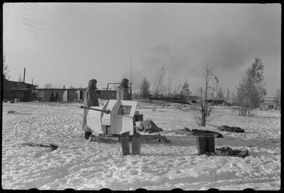 Dans le cadre de l'opération Büffelbewegung, la protection d'une route enneigée par des canons de 2 