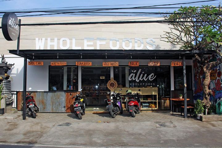 Alive Wholefoods Store Canggu, tempat belanja oleh-oleh di Canggu Bali.
