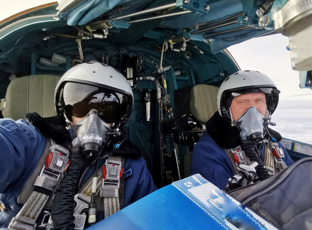 трёх лётчиков вернули