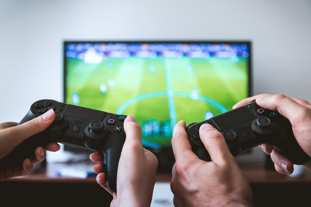 Come cambiano le abitudini degli italiani: aumenta l'utilizzo di tv e console