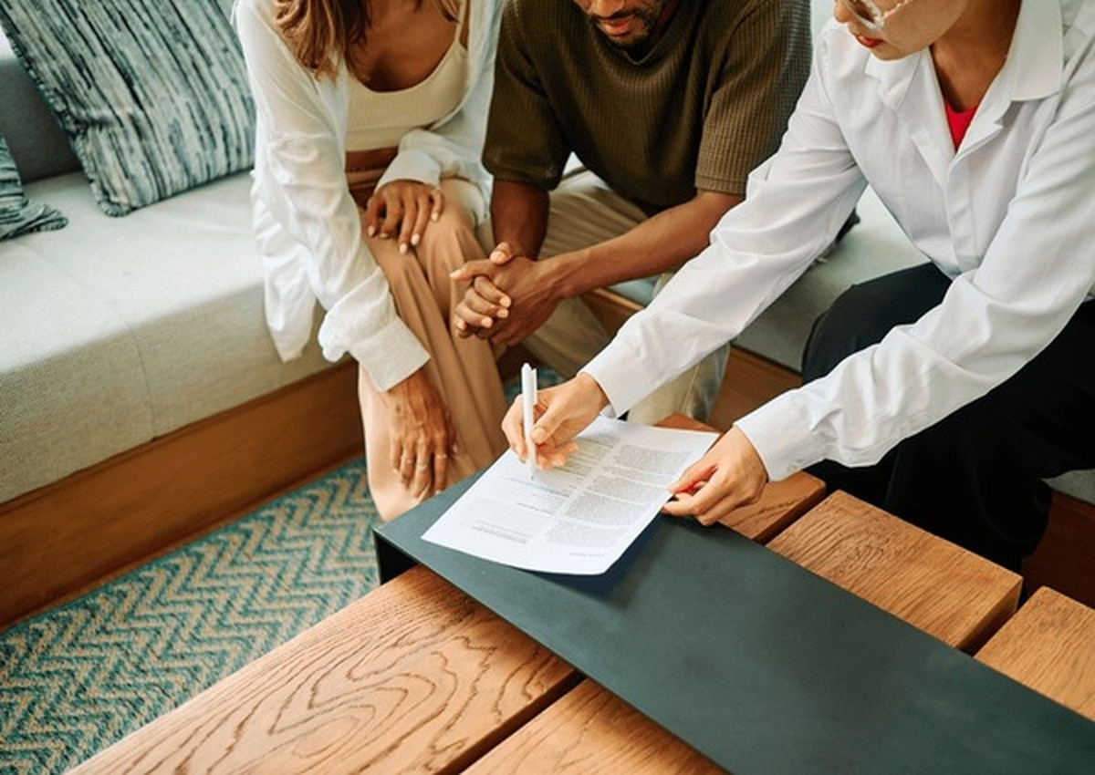 Family lawyer in Melbourne - Couple working with their solicitor