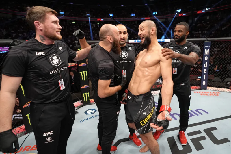 Готвят Хамзат Чимаев срещу Пауло Коста в UFC 294