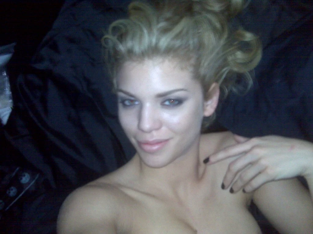 Leaked-Anna-Lynne-Mc-Cord-Private-Selfie-Pics-celebmasta-25
