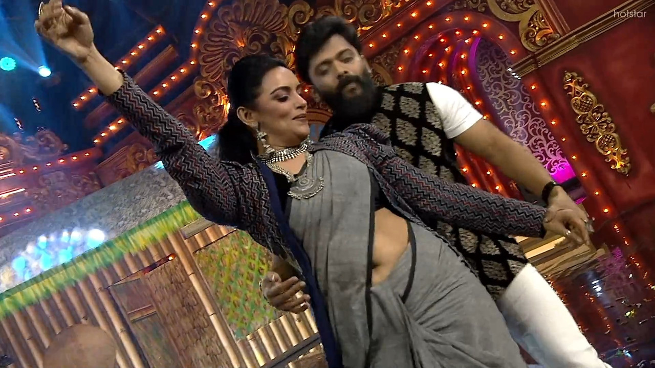 Shweta Menon Sizzling Navel show in Saree-Comedy Stars.mkv_snapshot_02.24.645