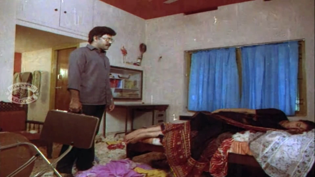 Beautiful and young geetha navel and other saree scenes.mp4_snapshot_00.58.376