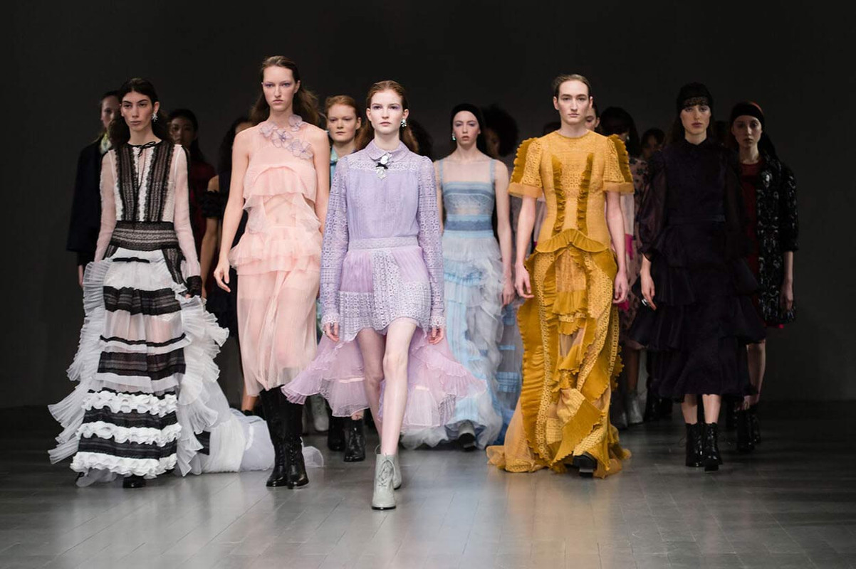 London Fashion Week, cambia il calendario dopo la morte della regina Elisabetta London Fashion Week, cambia il calendario dopo la morte della regina Elisabetta
