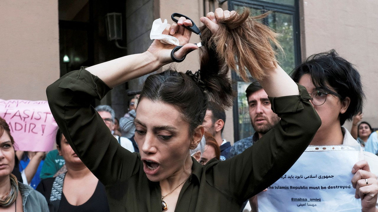 Mujeres se quitan en hiyab como protesta por Mahsa Amini