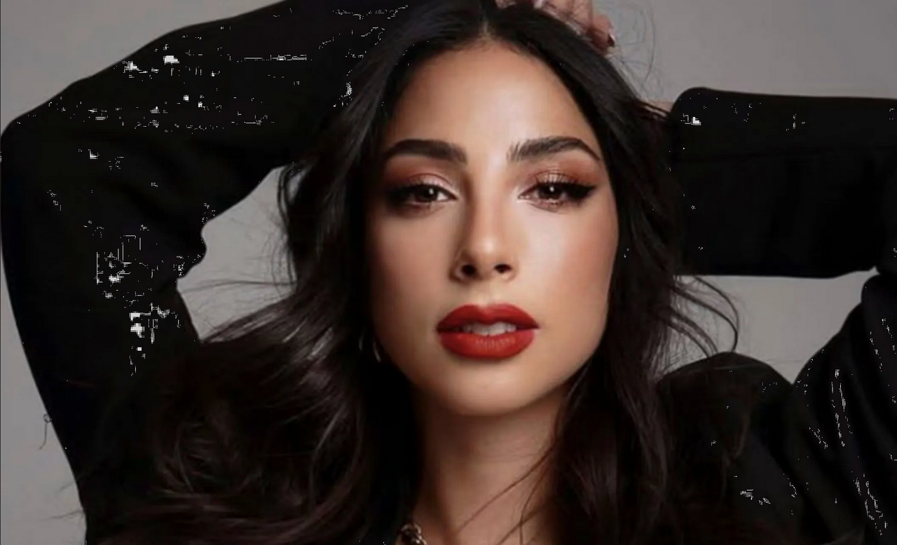 María Chacón deslumbra con su elegante y sensual traje de baño negro