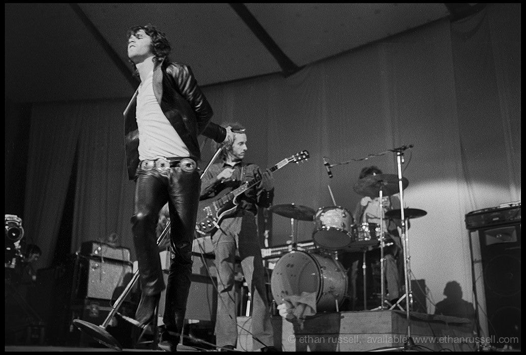 https://i.postimg.cc/1tcvbrWs/Jim-Morrison-at-London-s-Round-House-700.jpg