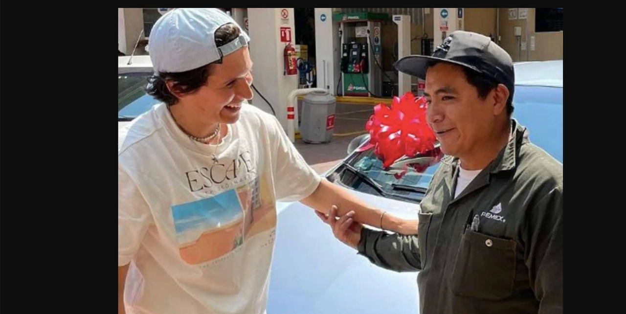 Tiktoker regala un auto a despachador de gasolina; este video lo comprueba