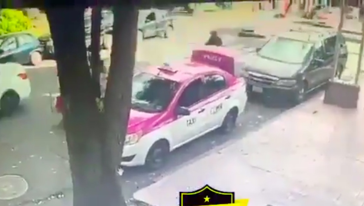 Taxista de CDMX arranca y se roba las pertenencias que cliente subía a cajuela