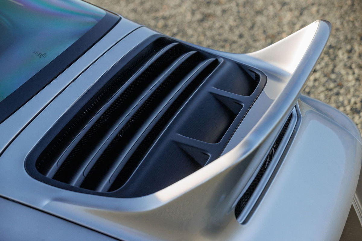 1991-porsche-911-reimagined-by-singer-dls-41.jpg