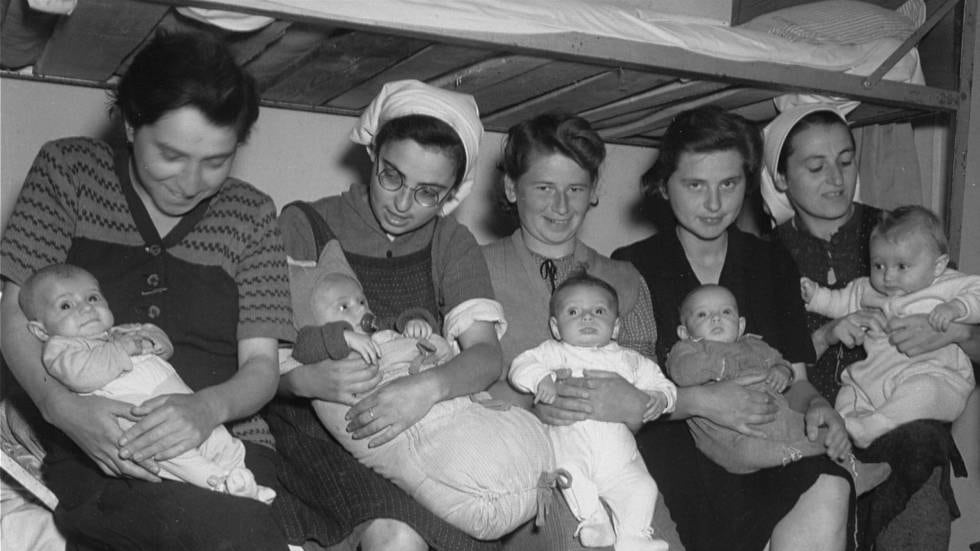 Cinco mujeres judías posan con sus bebés tras la liberación del campo de Dachau, en 1945