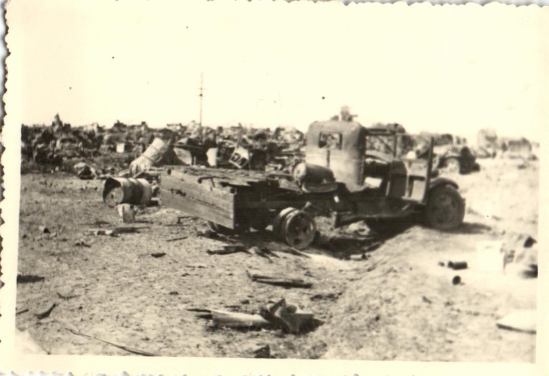 zerschossene LKW Kolonne bei Dünkirchen, 1940