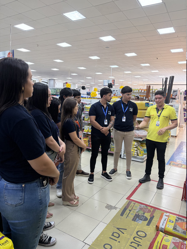 Equipe T1 Digital treinando em loja física