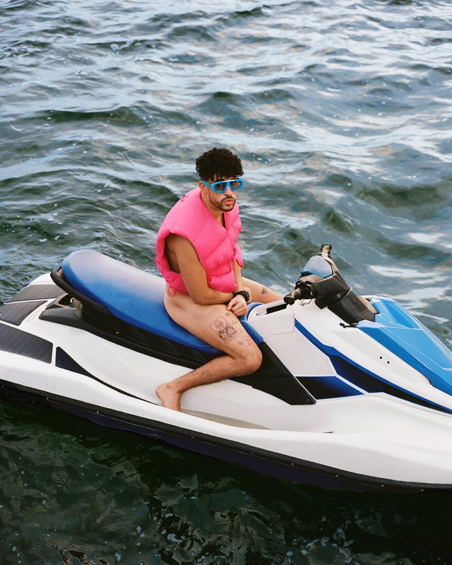 Bad Bunny sin ropa interior y en zapatillas protagoniza campaña de Jacquemus