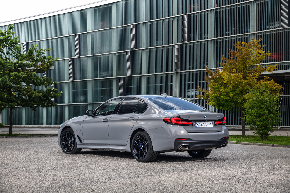 P90395438_highRes_the-new-bmw-545e-xdr
