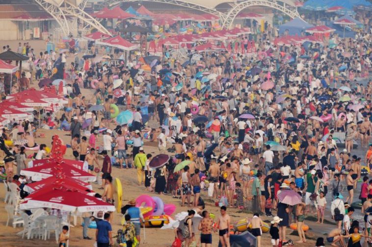 Китайцы набиваются в бассейны так, что за ними не видно воды