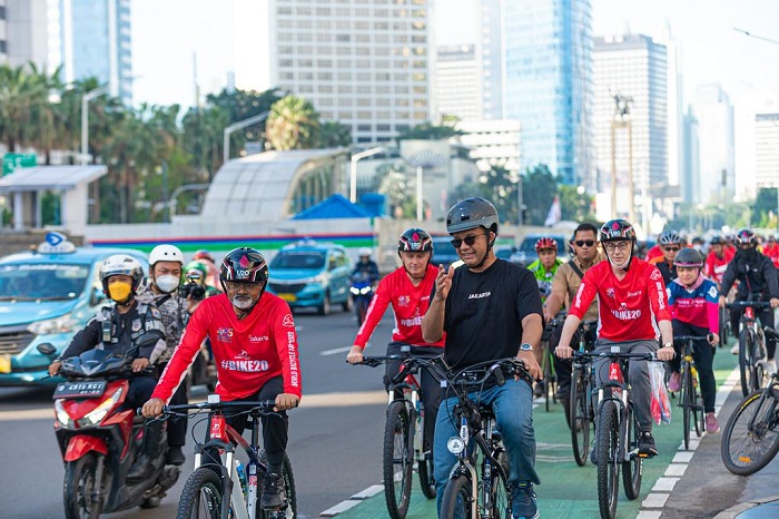 Gubernur Anies Baswedan saat bersepeda bersama perwakilan negara sahabat anggota G20.
