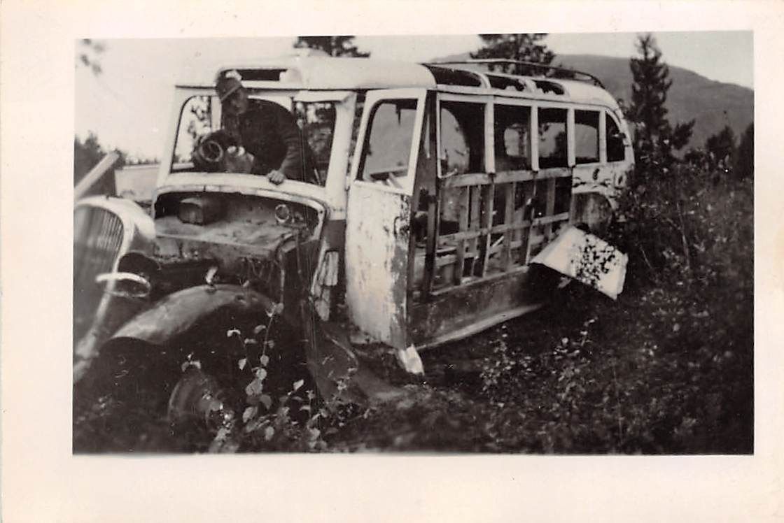 Gebirgsjäger im zertsörten Omni - Bus in Bergen 