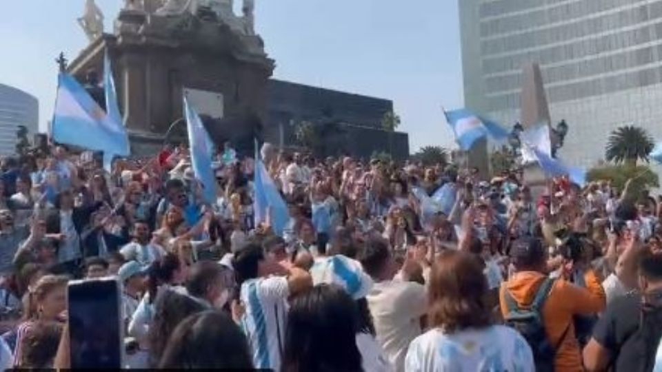 Aficionados celebran el triunfo de Argentina en el Ángel de la Independencia en CDMX