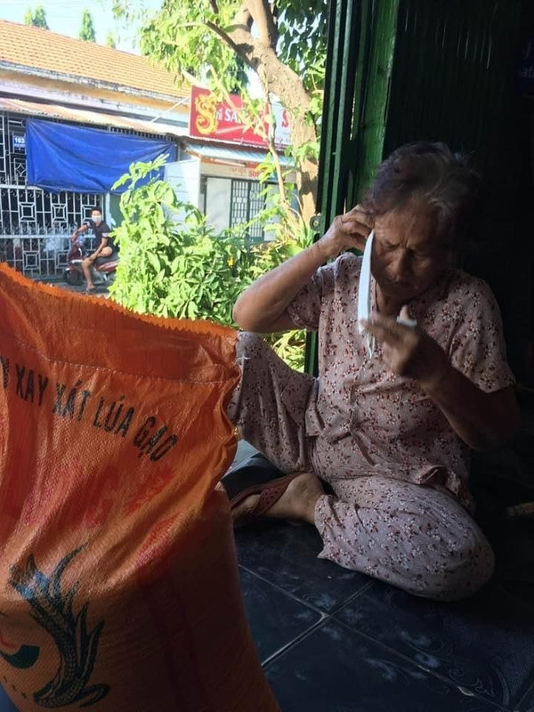 Hình ảnh phát gạo mì cho khu cách ly "Hòn Rớ" Nha Trang 12