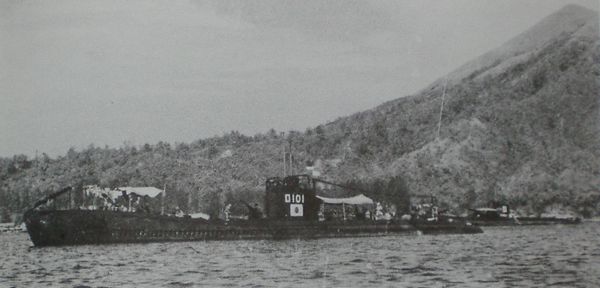 Japanese_submarine_Ro-101_in_1943
