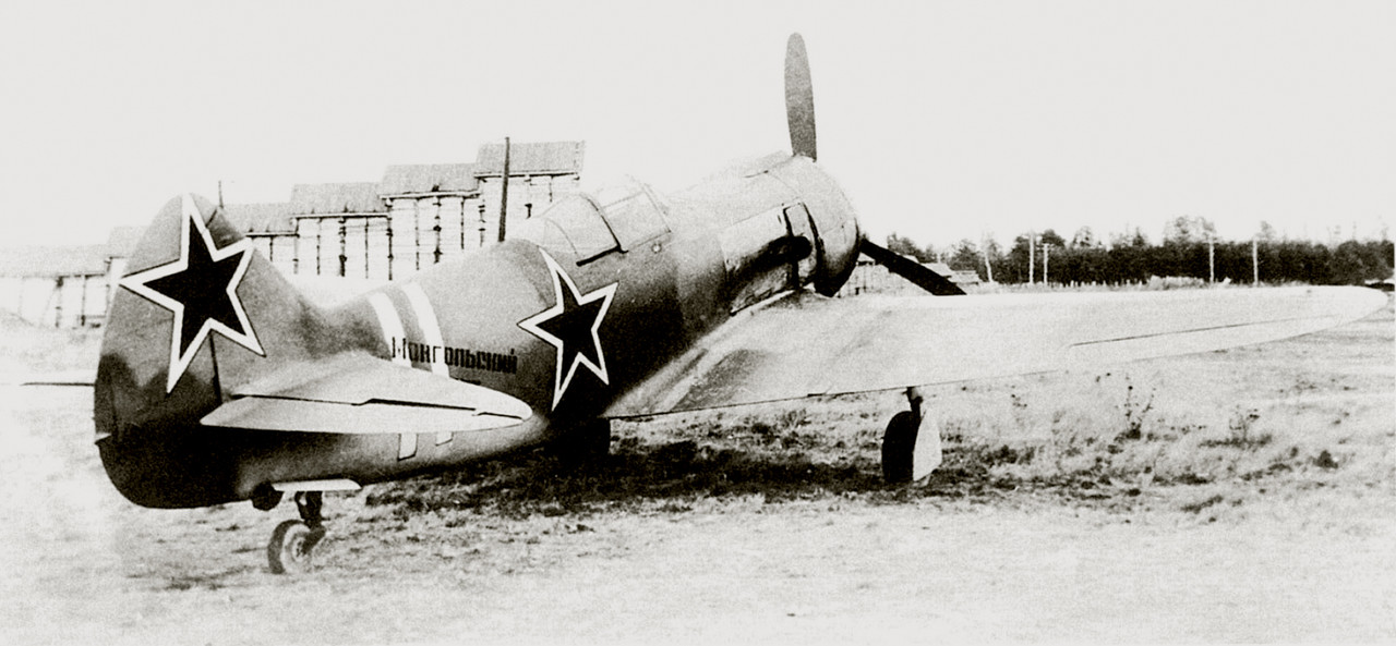 Lavochkin-La-5F-2GvIAP-White-11-Mongol'sky-Arat-reads-Mongol-Warrior-1944-02