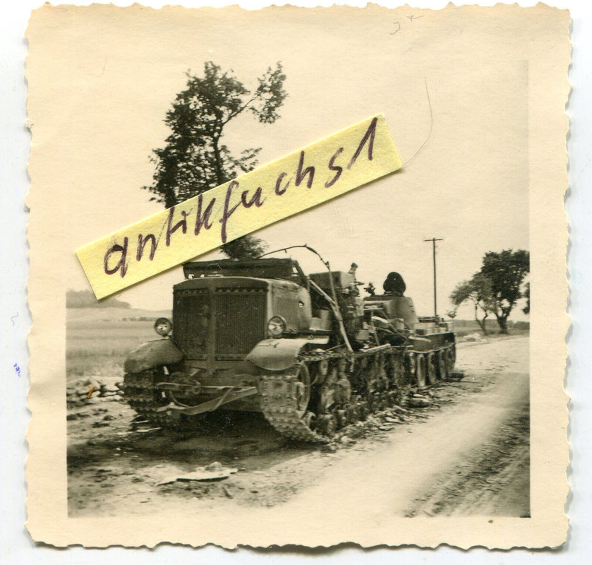 Raupen-Schlepper mit Panzer aus Rußland im Schlepp im 2.WK