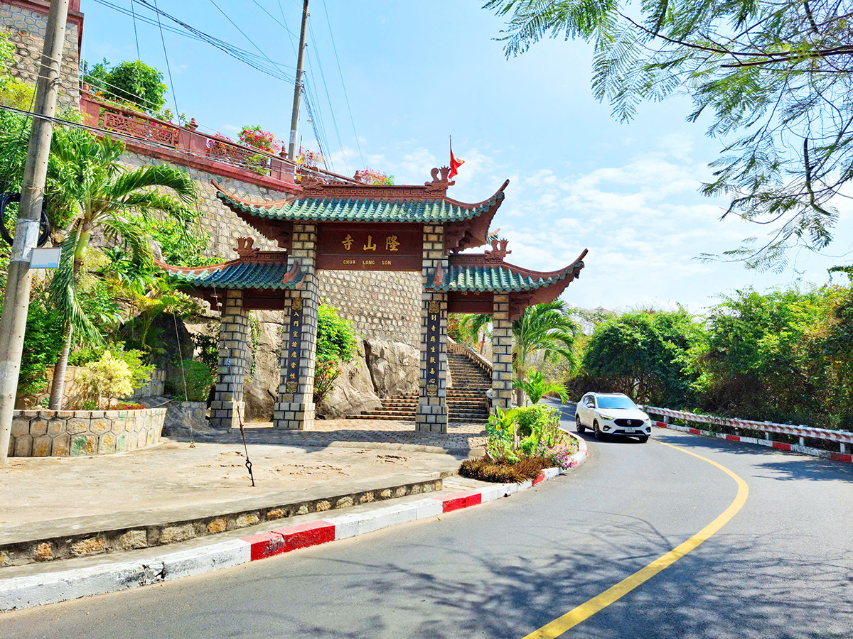 Đường mòn leo núi Sam