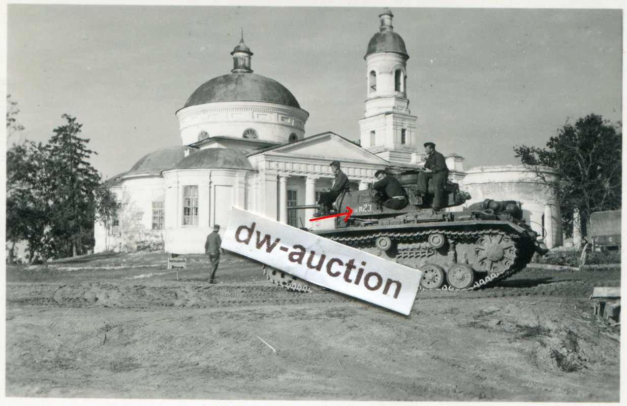 Panzer mit Nummer auf Turm vor Kirche in Rußland