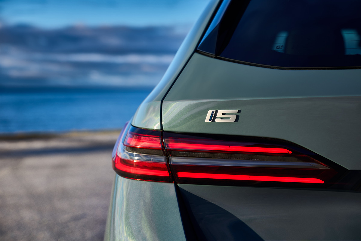 P90537288_highRes_the-new-bmw-i5-edriv