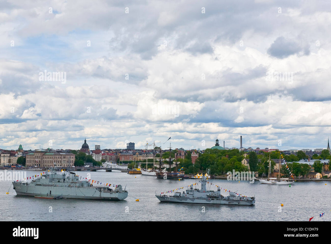 boats-waiting-for-princess-victoria-and-prince-daniel-during-the-wedding-C1DH79