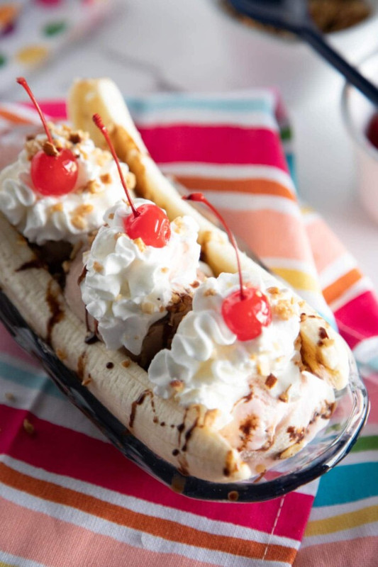 banana split na stolu