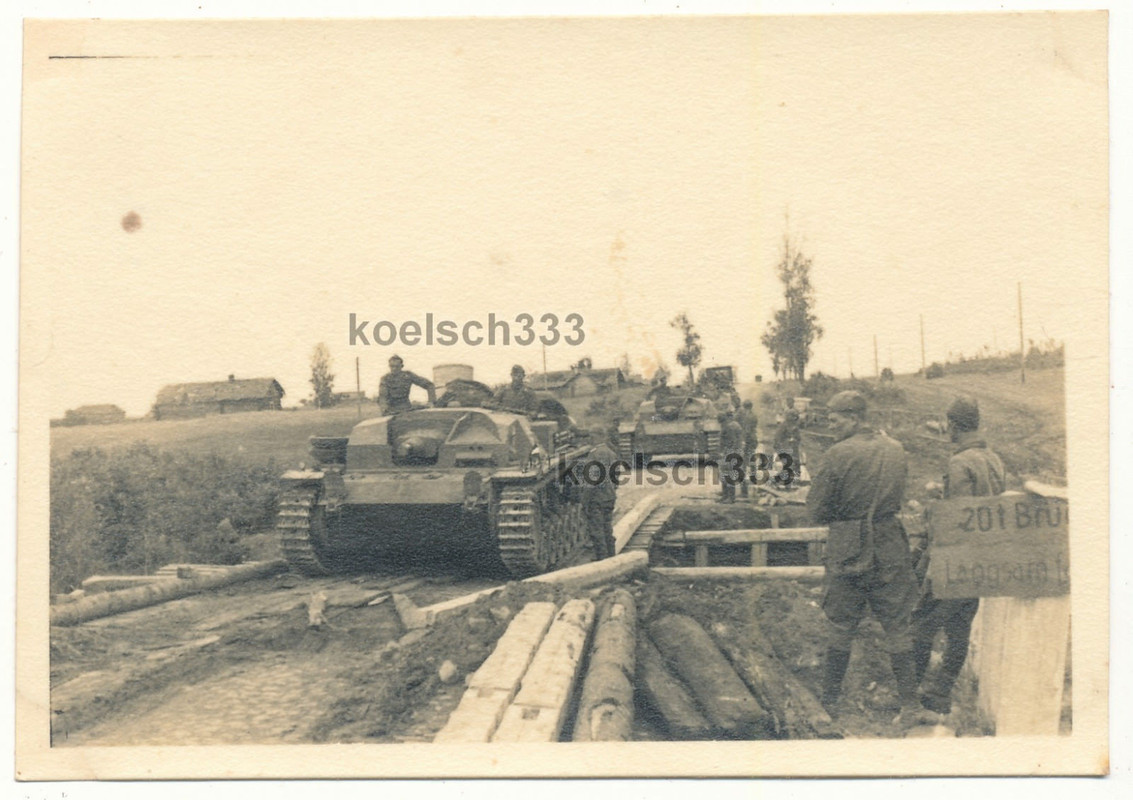 Foto Sturmgeschütz Panzer auf Kriegsbrücke an der Ostfront in Russland Pi. 630 !