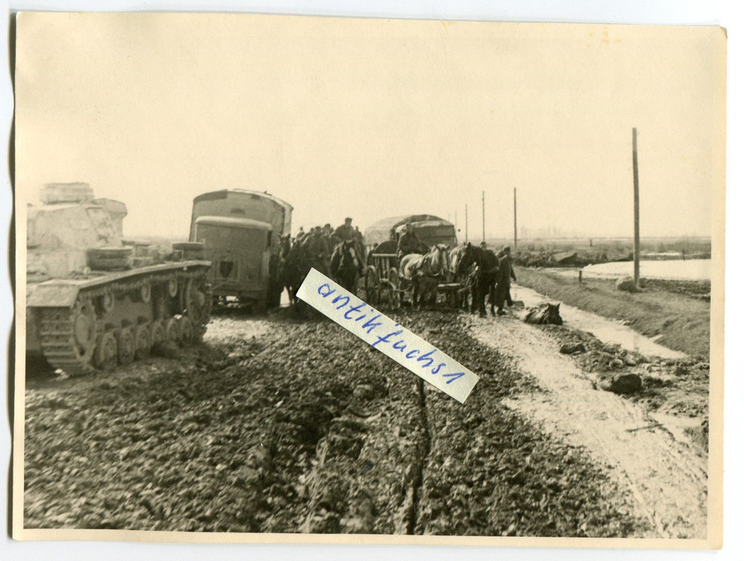 Straße von Staraja Russa nach Cholm 1942 , Panzer und WH-LKW´s