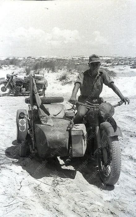 Side-cars qui roulent dans le désert.1942,