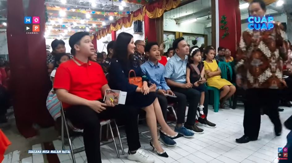 Keluarga Ruben Onsu melakukan ibadah malam Natal