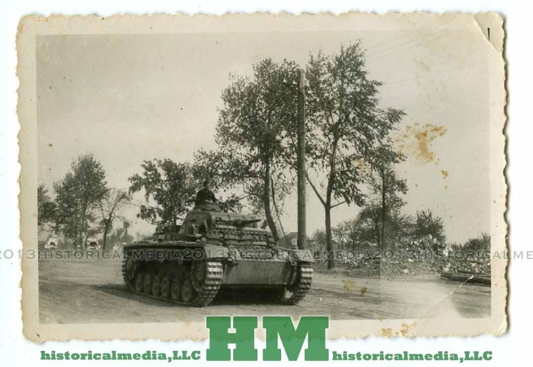 PANZER III COMMAND TANK (FRAME AERIAL) TANK ON T