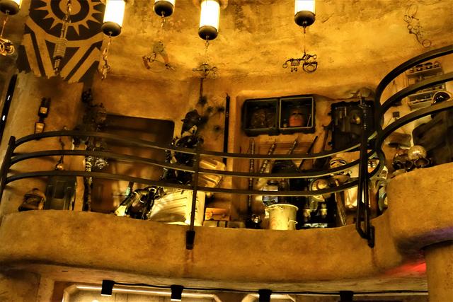DOK-ONDAR DEN OF ANTIQUITIES: Tienda-museo para amantes de Star Wars - DISNEYLAND ~ STAR WARS: GALAXY'S EDGE, LA GUIA (24)