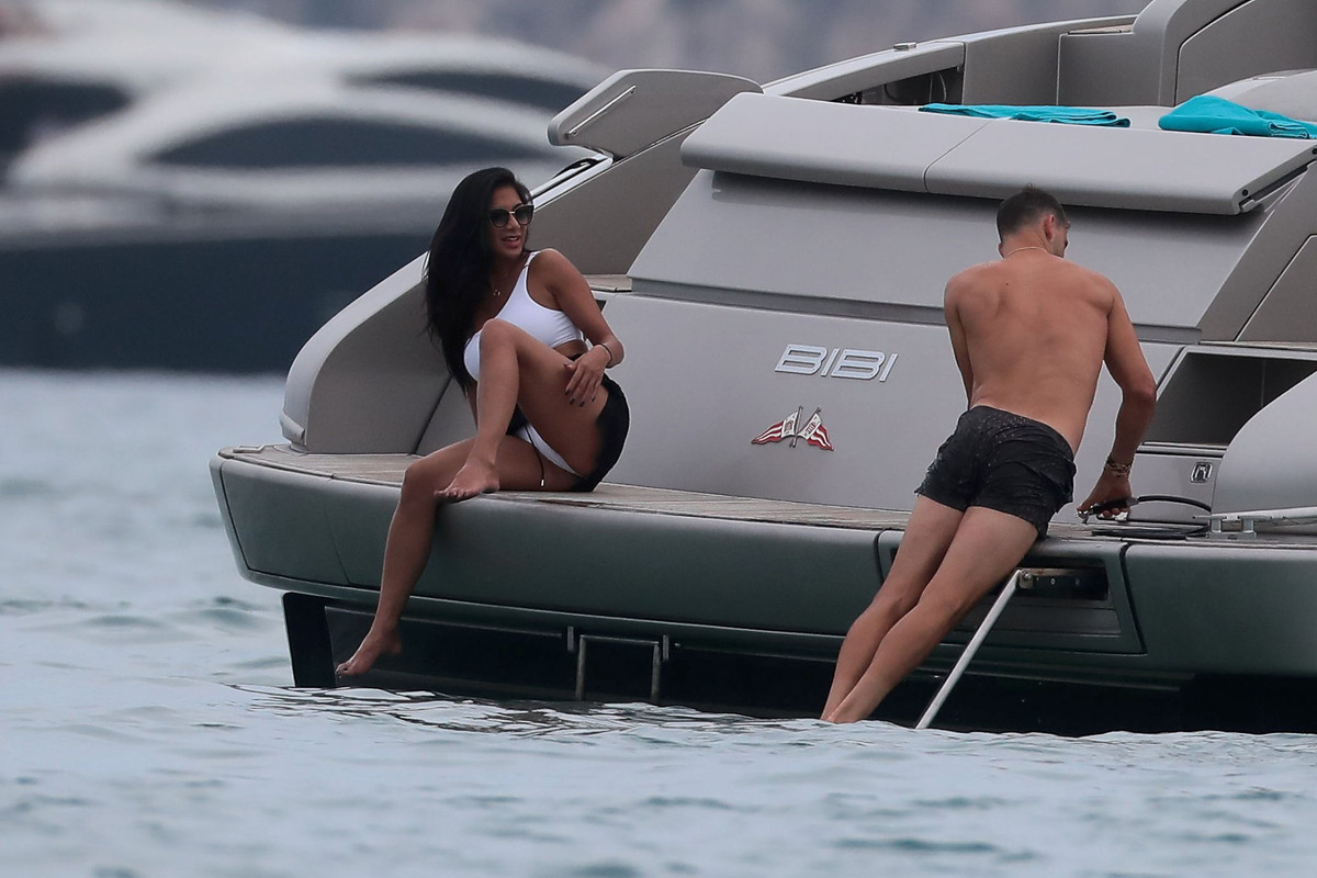 Nicole-Scherzinger-White-Swimsuit-16