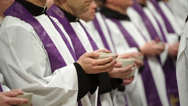 Il Papa scrive ai sacerdoti: “Grazie per il vostro servizio” dans Fede, morale e teologia Sacerdoti-durante-la-celebrazione-dell-Eucaristia
