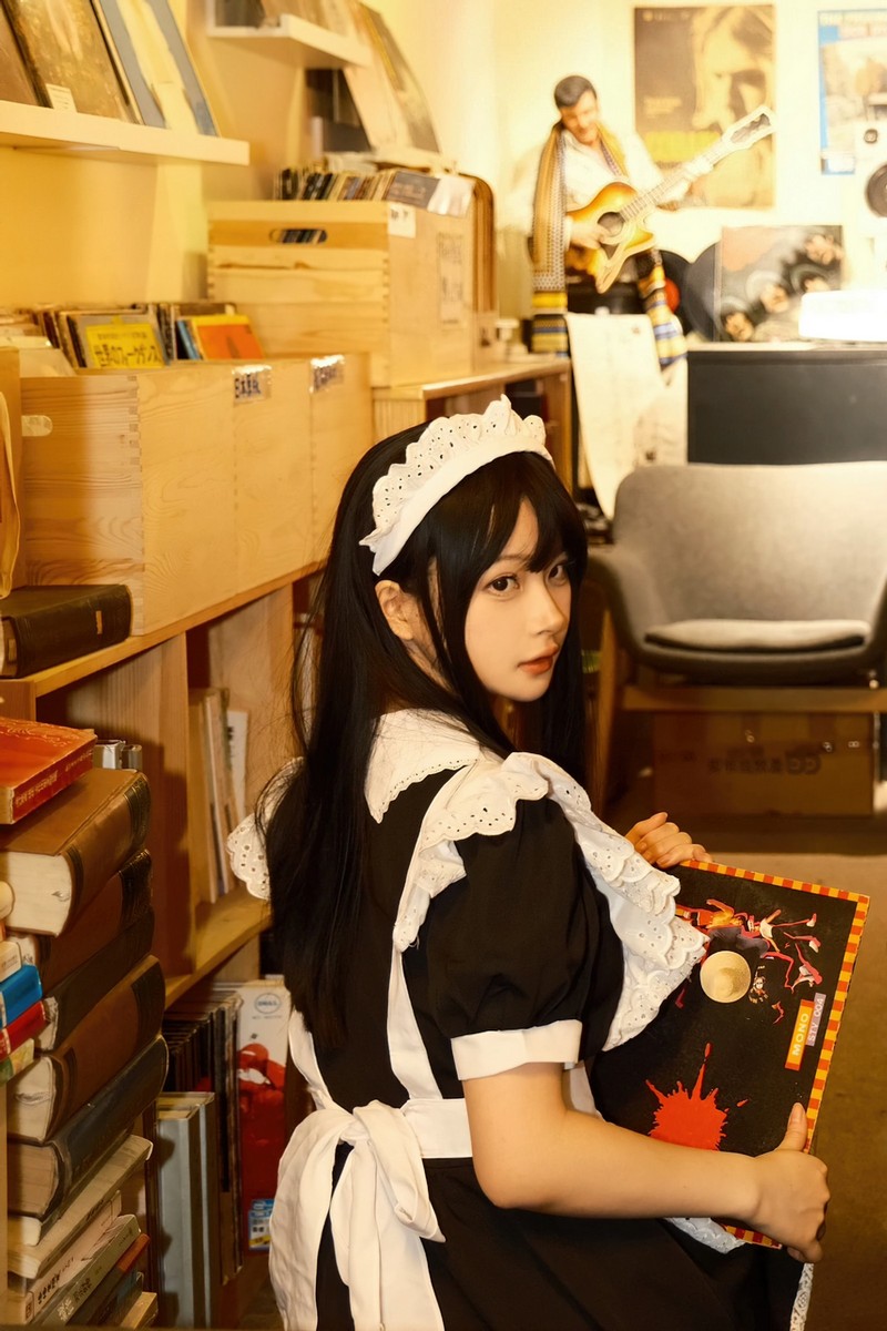 白莉爱吃巧克力 打工女仆 Cosplay 写真【12P｜100.3MB】插图2