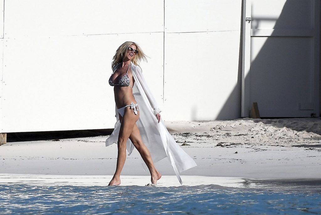 Victoria-Silvstedt-Sexy-upskirtstars-com-2