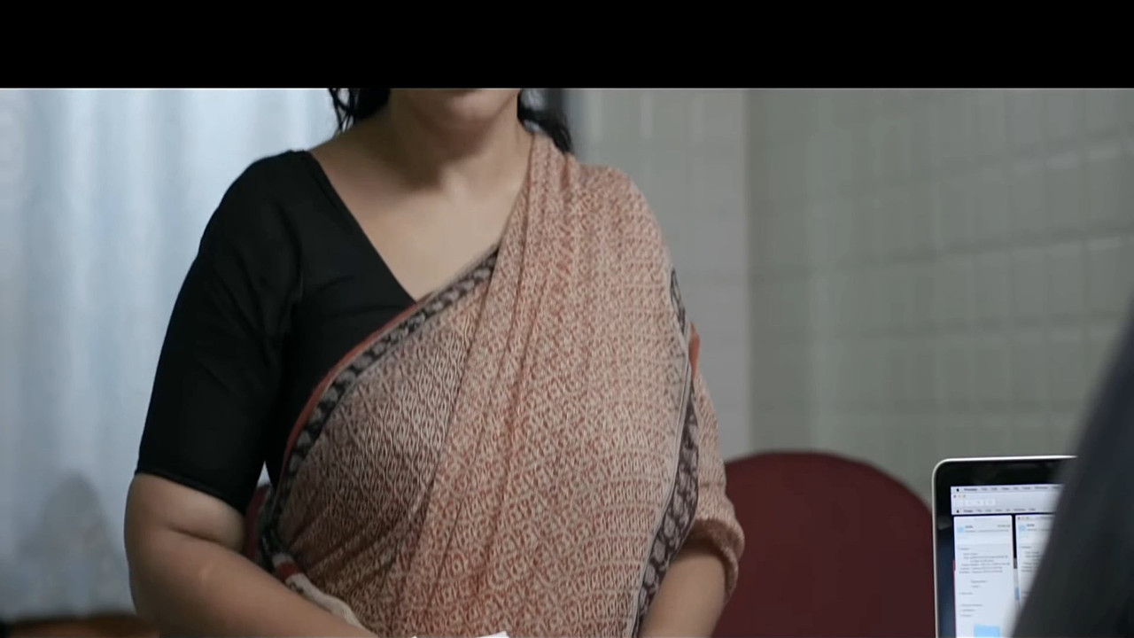 Mala Parvati Hot Navel Slips and Boobs in Saree.mkv_snapshot_00.40.403
