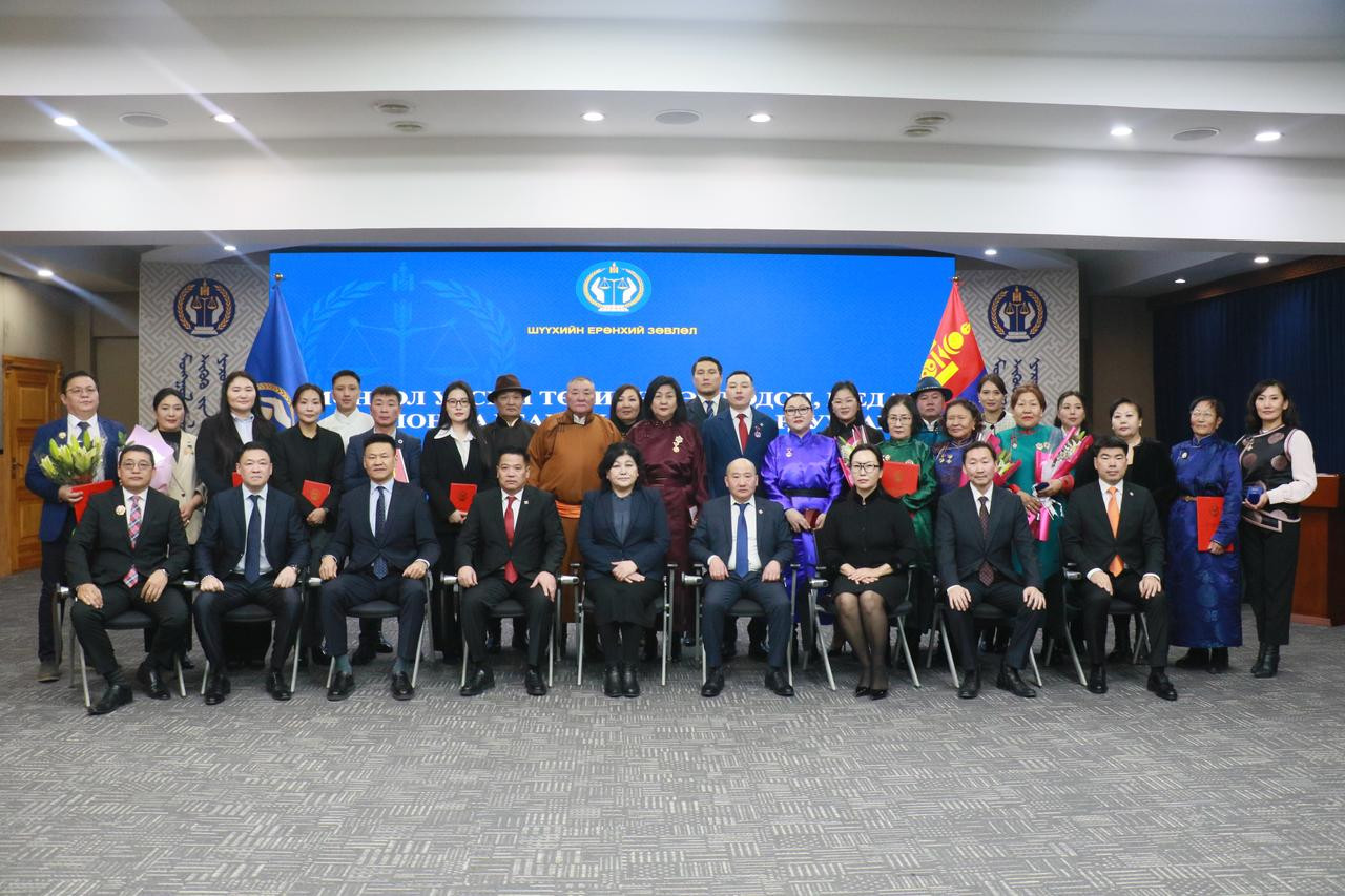 Сар шинийн баярыг тохиолдуулан Монгол Улсын Ерөнхийлөгч шүүгч, шүүхийн захиргааны ажилтнуудыг Төрийн дээд одон, медалиар шагналаа