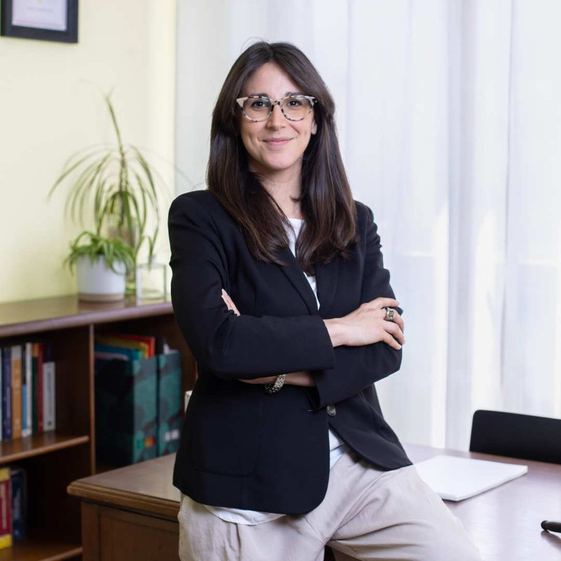 Advogada Laura Mendonça em ambiente profissional