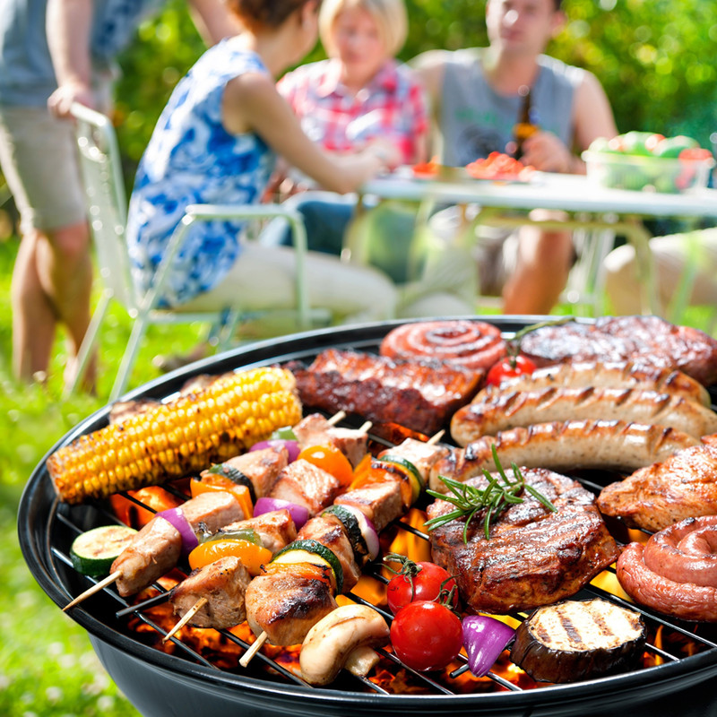 Mujer demandó a vecinos por hacer carne asada, señala que huele a humo